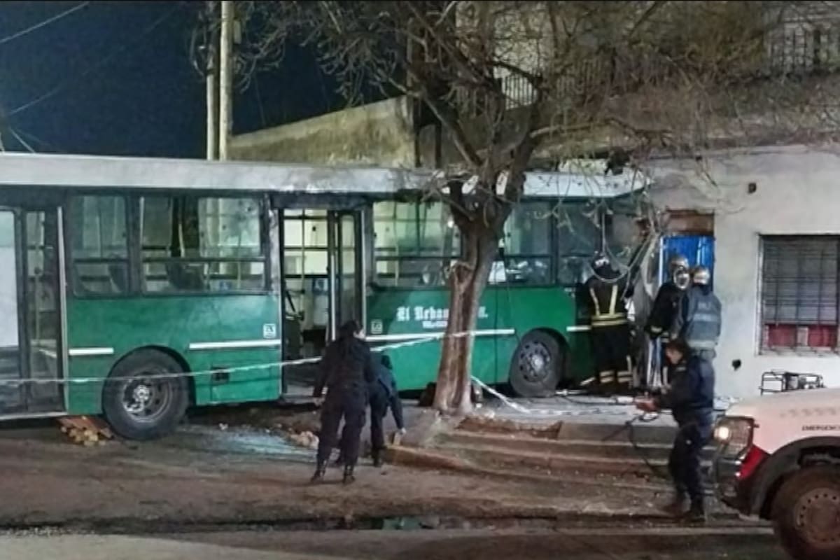 El colectivo se incrustó contra la casa