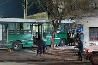 Un colectivero murió tras estrellarse contra una casa en Temperley