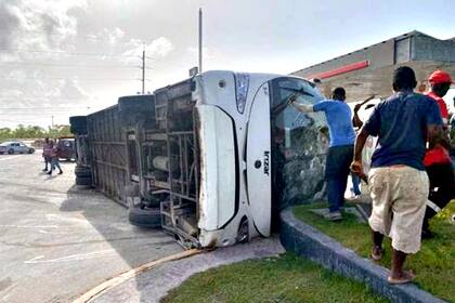 El colectivo volcado en el que viajaban las turistas argentinas fallecidas que vacacionaban en Punta Cana