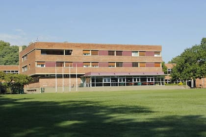 En la década del setenta, se inauguró la actual sede del colegio en Boulogne