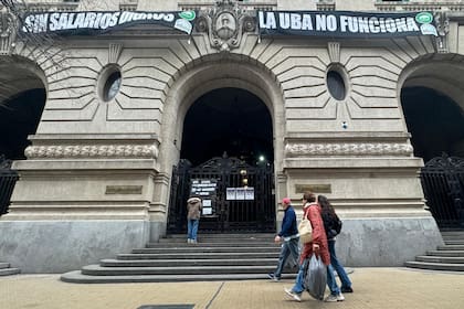 El colegio preuniversitario Nacional de Buenos Aires una vez más mantuvo sus puertas cerradas ante la movida de fuerza de los gremios que piden paritarias salariales