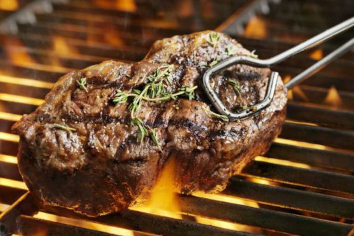 El colesterol está presente en los productos animales como en la carne roja y en los huevos