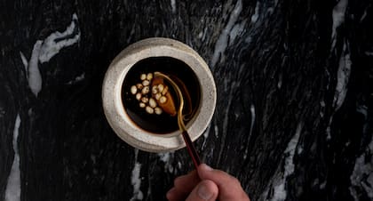 El coliflor esferificado forma lágrimas sabrosas y sorprendentes al paladar