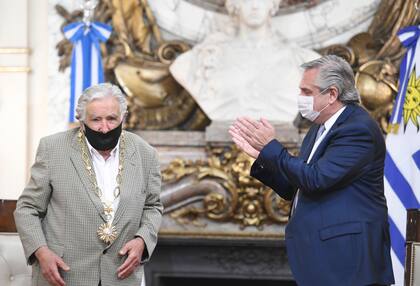 El Collar de la Orden del Libertador San Martín es otorgada exclusivamente a los funcionarios extranjeros, civiles o militares, que en el ejercicio de sus funciones merezcan en alto grado el honor y reconocimiento de la Nación