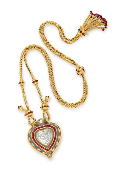El collar Taj Mahal perteneció a los emperadores mogoles en 1600 y Burton se lo obsequió a Taylor en 1972 al adquirirlo por un valor de un millón de dólares