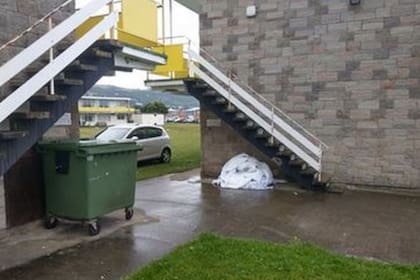 El colmo para la familia fue encontrar unas sábanas manchadas de excrementos debajo de la escalera exterior