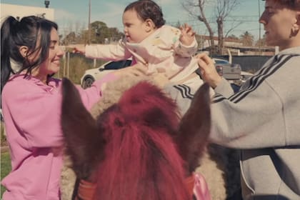 El Colo Barco y su mujer con la hija y el nuevo pony
