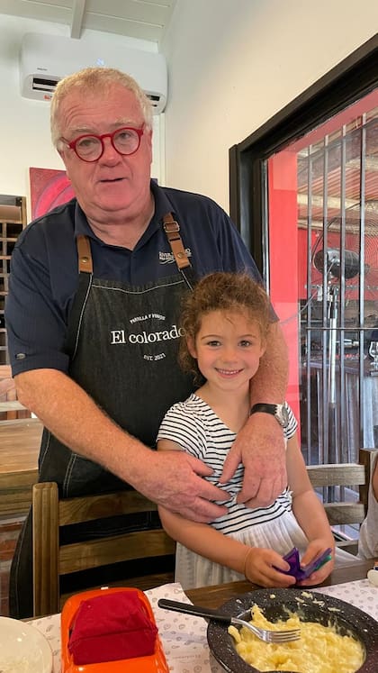 El colo con su nieta Vera, todos en la familia suman al proyecto