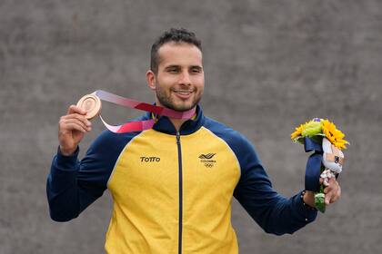 El colombiano Carlos Ramirez Yepes con su medalla de bronce que ganó en la carrera de BMX de los Juegos Olímpicos de Tokio, el viernes 30 de julio de 2021. (AP Foto/Ben Curtis)