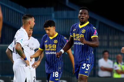El colombiano del Hellas Verona, Daniel Mosquera (derecha) celebra su anotación durante el partido de la Liga de Italia antre el Hellas Verona y el Nápoles en el estadio Marcantonio Bentegodi, en Verona, Italia, el domingo 18 de agosto de 2024. (Paola Garbuioi/LaPresse via AP)