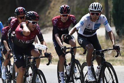 El colombiano Egan Bernal (derecha) arroja su bidón: ahora hay zonas delimitadas para hacerlo