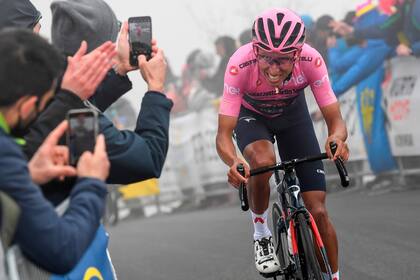 El colombiano Egan Bernal, líder de la general, pedalea durante la 14ma etapa del Giro D'Italia.