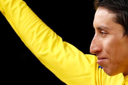 El colombiano Egan Bernal vestido de amarillo en el Tour de France