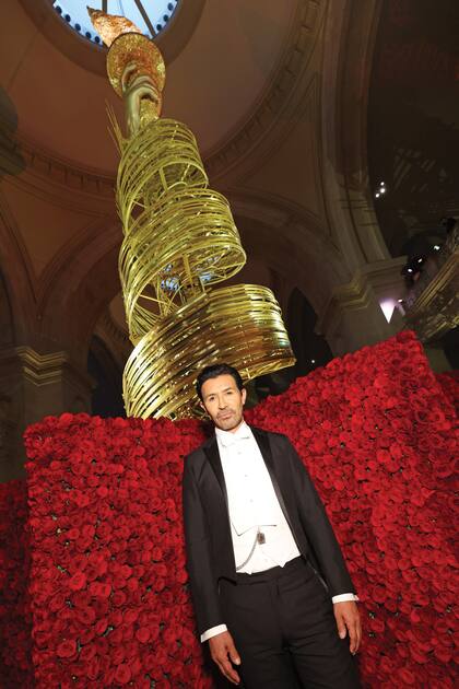 El colombiano en uno de los escenarios de su autoría en una de las ediciones del Met Gala.