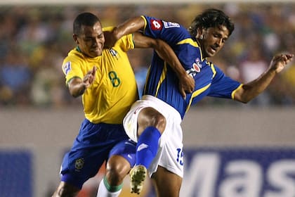 El colombiano Gerardo Bedoya en acción frente a Brasil; se retiró en 2015 como el futbolista más veces expulsado de la historia, con 45 tarjetas rojas, y aún conserva ese récord, con 18 de "ventaja".
