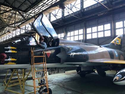El colombiano Iván Sherman en el museo de la Base Aérea de Tandil, días antes de volar a Viedma junto a Espert y Machado. Fanático de los aviones de combate y de la guerra de Malvinas, subió a un IAI M5 DAGGER