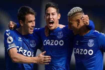El colombiano James Rodríguez, en el centro, festeja su primer gol en la Premier League con Seamus Coleman y el brasileño Richarlison.