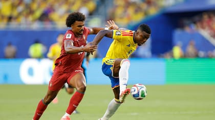 El colombiano Jhon Córdoba controla la pelota ante la marca del portugués Renato VEIGA