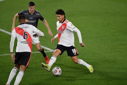 El colombiano Jorge Carrascal en acción; River va a La Plata con la misión de recuperarse en el Torneo 2021.