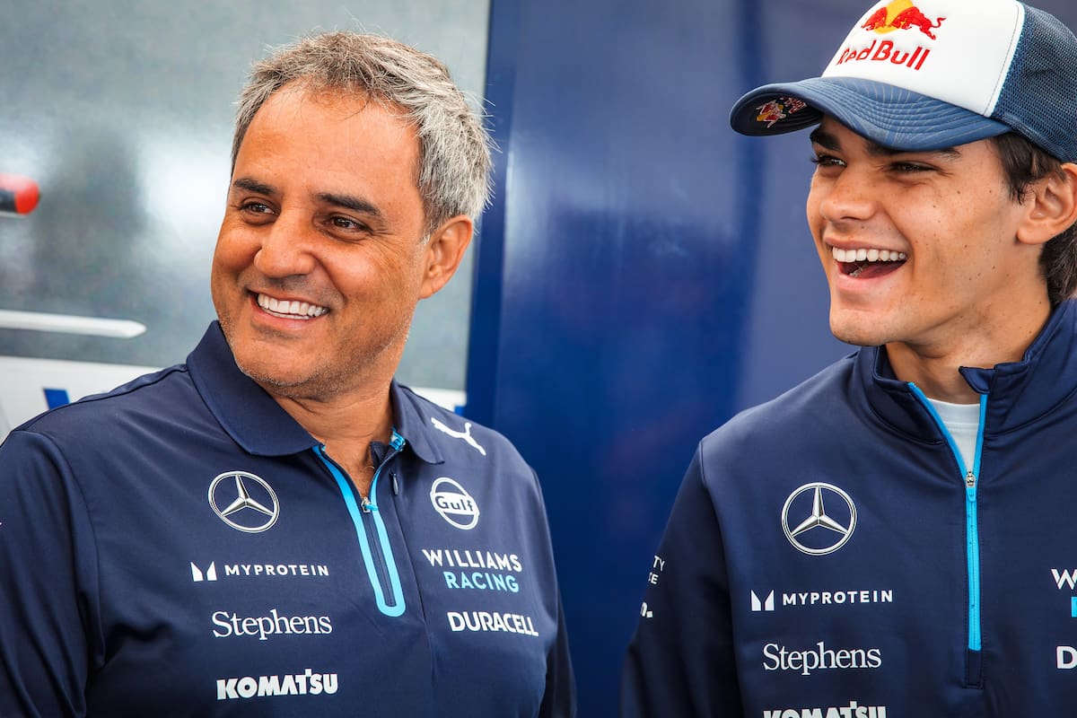 El colombiano Juan Pablo Montoya, expiloto de Fórmula 1, junto a su hijo Sebastián, durante un evento con Williams, en julio pasado