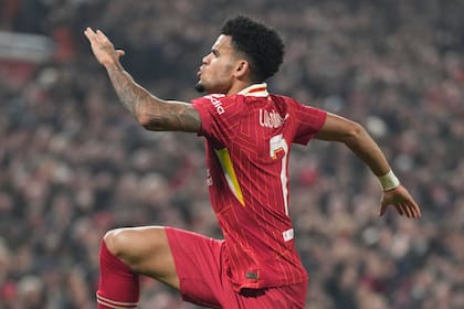 El colombiano Luis Díaz, de Liverpool, festeja luego de marcar ante el Bayer Leverkusen, en un encuentro de la Liga de Campeones celebrado el martes 5 de noviembre de 2024 (AP Foto/Jon Super)