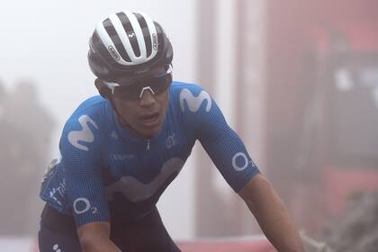El colombiano Miguel Ángel López fue desplazado del tercer puesto este sábado y, ya sin chances reales de acceder al podio, decidió abandonar la competencia.