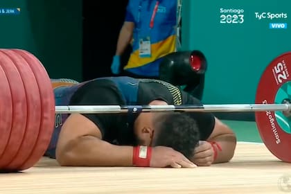 El colombiano Rafael de Jesús Cerro falló en el segundo intento y se desplomó. Luego ganaría la competencia