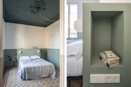 El color adquiere volumen para formar un módulo que hace de respaldo de cama y también aloja un dúo de lámparas con sus interruptores y suma dos nichos laterales a modo de mesas de luz.