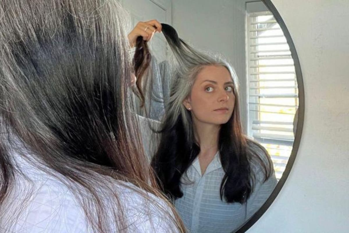 El color amarillo aparece porque las canas, al no tener melanina, se vuelven más porosas y absorben fácilmente los residuos de productos y otros agentes