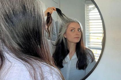 El color amarillo aparece porque las canas, al no tener melanina, se vuelven más porosas y absorben fácilmente los residuos de productos y otros agentes