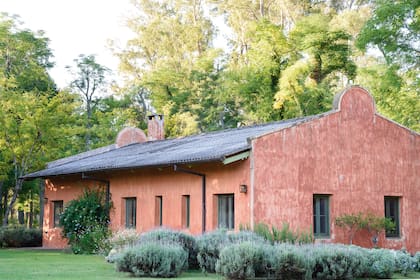 El color de la casa fue cuidadosamente planeado, debía asemejarse al de las antiguas casas de su querida Italia. La plantación acompaña en tonos grises y apastelados