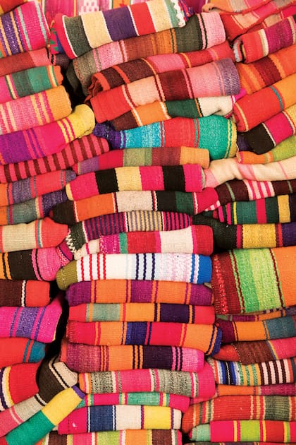 El color de los tejidos andinos en la plaza central de Purmamarca.
