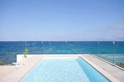 El color del agua de la pileta se contrasta con el azul del Mediterráneo