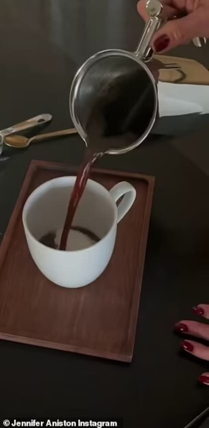 El color del esmalte de uñas en las manos que preparan el café en el video de Jennifer Aniston es rojo (Crédito: Captura de video Instagram/@JenniferAniston)