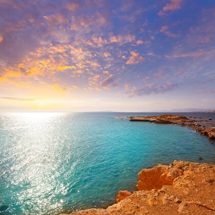 El color del Mediterráneo desde la costa rocosa de la isla.