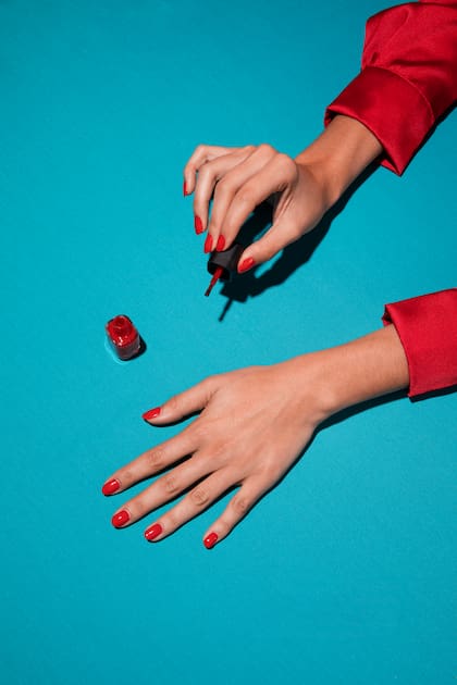 El color elegido para las uñas también revela mucha información (Foto: Freepik)