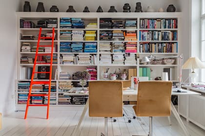El color es uno de los tantos criterios posibles para organizar la biblioteca. En este caso, sobre un ambiente blanco, gana todas las miradas.