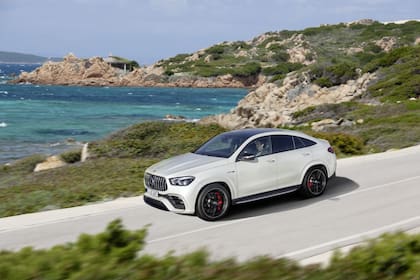 El color que prefiere el 34% de los compradores de todo el mundo: blanco; aquí engalanando un Mercedes-Benz GLC AMG 63