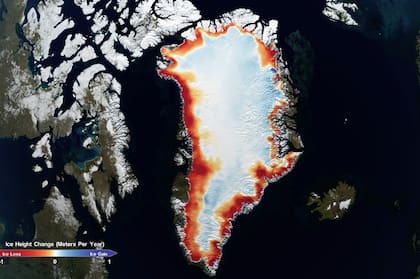 El color rojo demuestra los lugares donde el hielo perdió mayor altura en la isla de Groenlandia