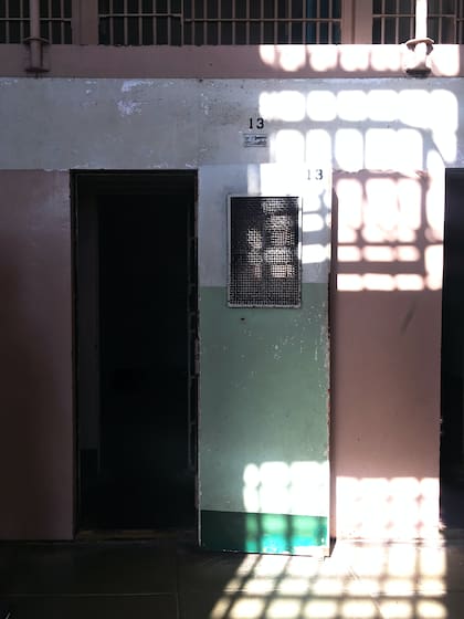 El color rosa reduciría la violencia potencial de los detenidos.