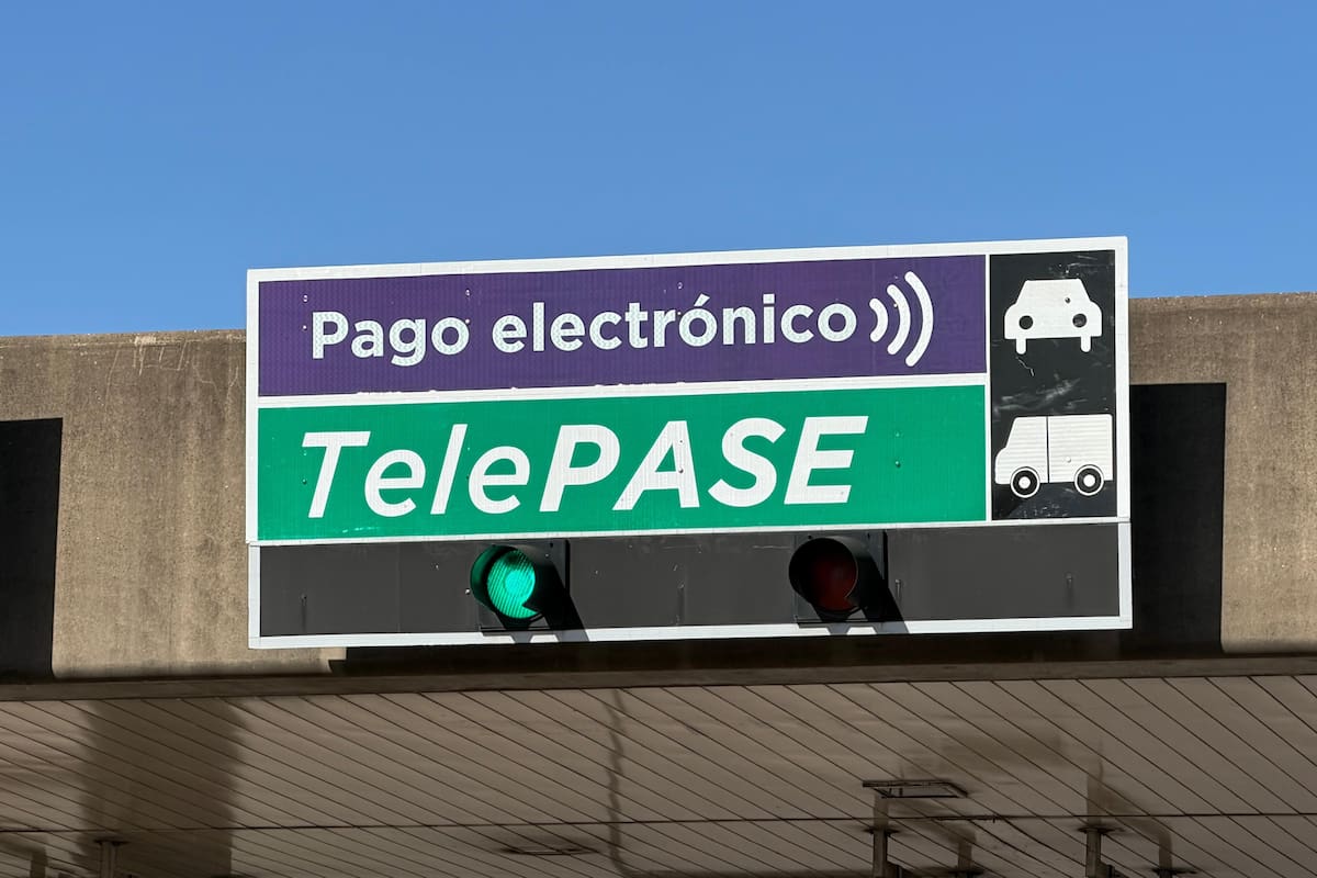 El color violeta identifica las cabinas de pago electrónico