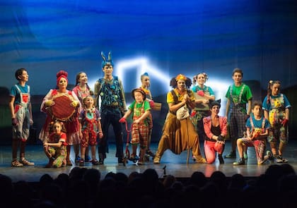 El colorido elenco que acompaña una historia divertida y con mensaje