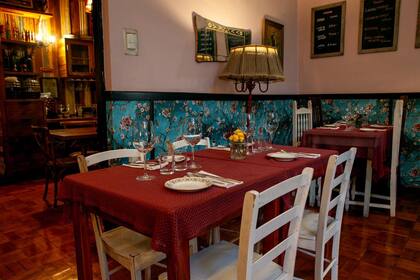 El colorido salón de la Pulpería Santa Elvira