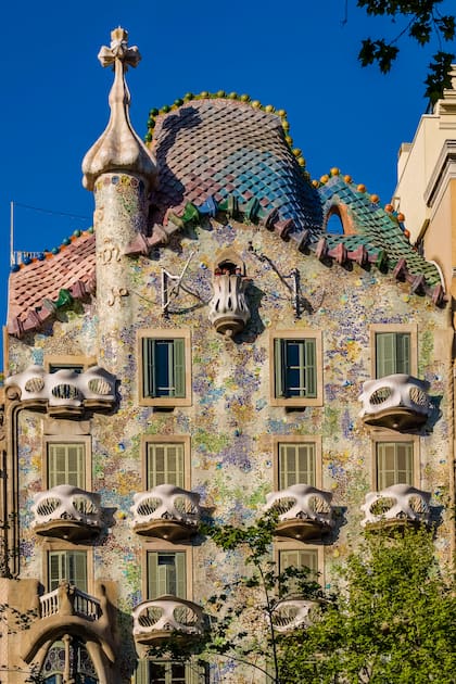 El colorido y sus balcones en forma de antifaces embellecen el Paseo de Gracia.