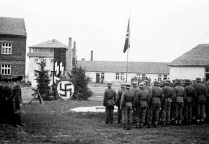 El comandante Amon Göth pronuncia un discurso ante el personal de las SS en el campo de concentración de Płaszów ( Museo Conmemorativo del Holocausto de Estados Unidos, cortesía del Instituto de la Memoria Nacional de Polonia)