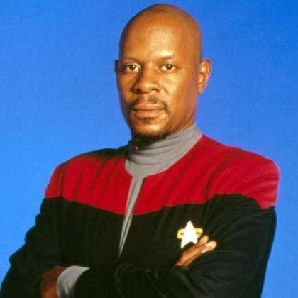 El comandante Benjamin Sisko, interpretado por Avery Brooks, es un experto en la historia del siglo XXI
