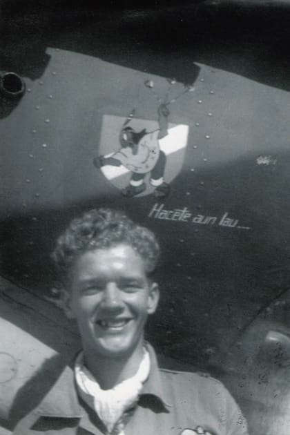 El comandante de escuadrilla “Ñaña” Adamson en su Spitfire “Hacete a un Lau” en1944.