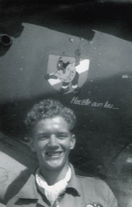 El comandante de escuadrilla “Ñaña” Adamson en su Spitfire “Hacete a un Lau” en1944.