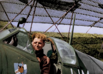 El comandante de escuadrilla “Ñaña” Adamson en su Spitfire “Hacete a un Lau” en 1944. El piloto rosarino pasó tres años en el frente de Burma, sirvió junto al escuadrón 136 “Woodpeckers” y combatió a las fuerzas del Japón. No solo se convirtió en el artista de la unidad decorando aviones sino que también fue el editor de una revista llamada OASIS que reflejaba las vivencias de su escuadrón en la lejana India. (Archivo Claudio Meunier).