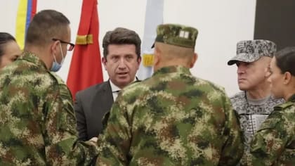 El comandante de las fuerzas militares colombianas, el general Eduardo Zapateiro, aseguró que el operativo estuvo "apegado al derecho humanitario"